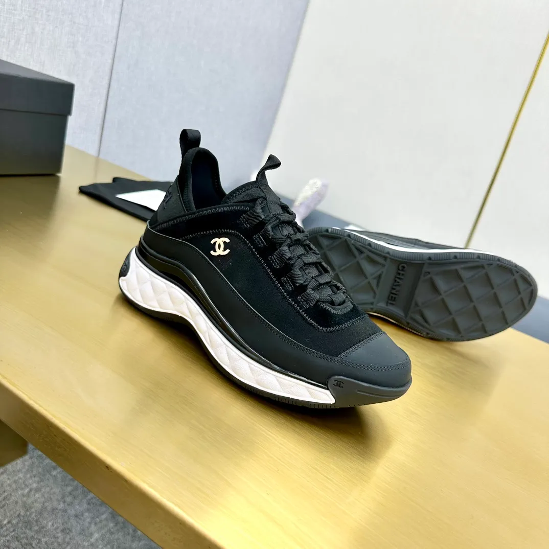 👟👟Ex-factory price 480👟👟 Women's shoes, women's clothing, top version Chanel Chanel - 2023 counter top casual sports shoes. This classic design; the upper is electro-embroidered with a variety of techniques; the outsole is fashionable and sporty; it is unusual to incorporate a variety of color matching elements... The diversified mix and match is very beautiful and versatile, and can be used for leisure, fashion, sports and outdoor... ꫛꫀꪝ Go➫ Material: ❶The upper is made of: original imported mercerized velvet + double-layer breathable mesh ❷The inner lining is made of: the original imported breathable mesh ❸The outsole is based on: original T👟👟factory price U combination outsole counter boutique packaging full set women 35-41 men 38-46 ᅟᅠᅟᅠᅟᅠ